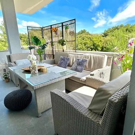 Horvat Apartment *
